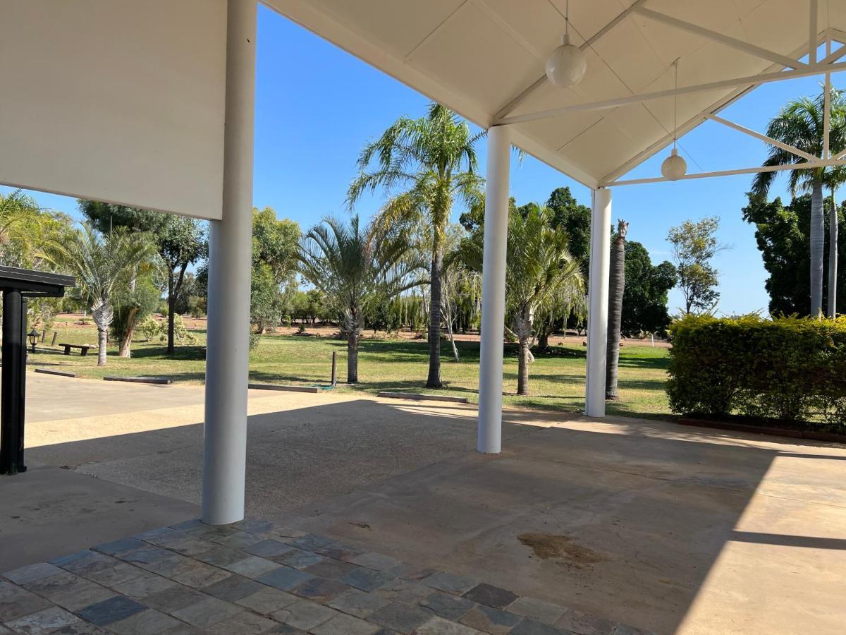Park Motor Inn-king Beds-pool-shaded Parking Longreach
