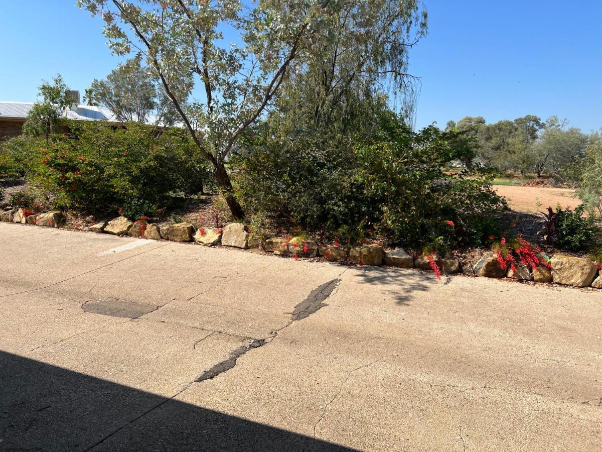 Park Motor Inn-king Beds-pool-shaded Parking Motel 3*