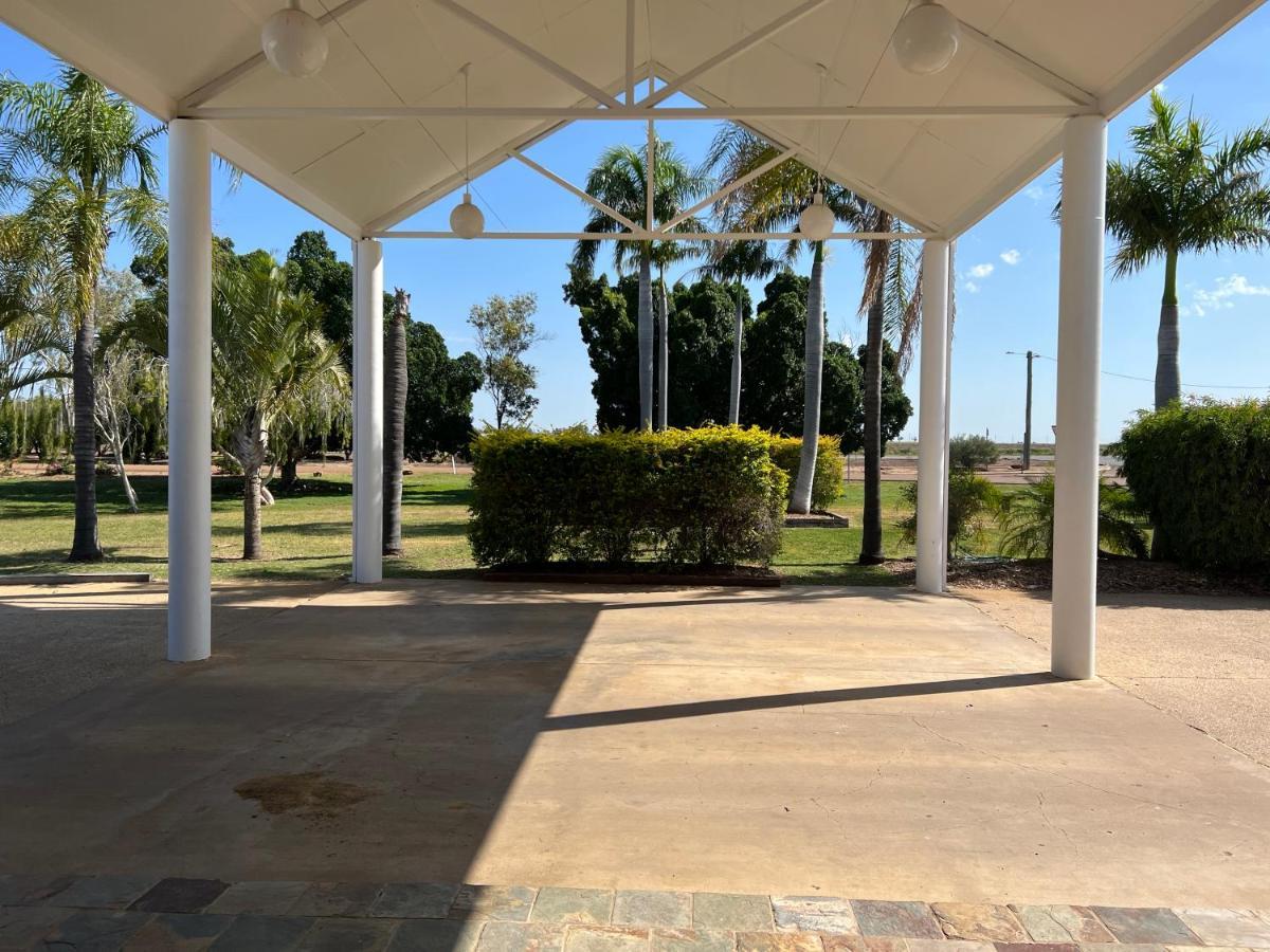 Park Motor Inn-king Beds-pool-shaded Parking 3* Longreach