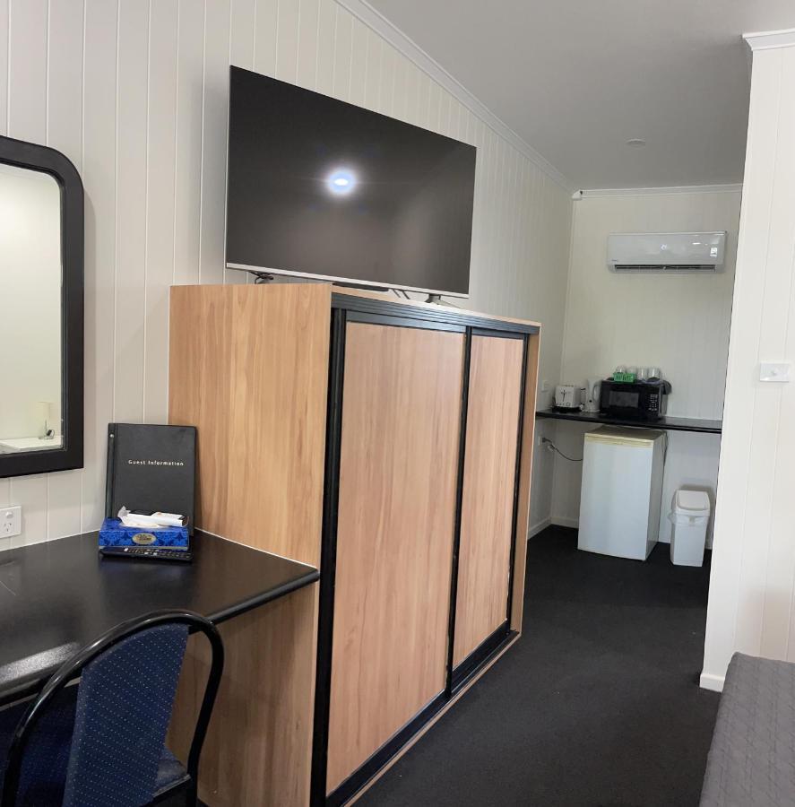 Park Motor Inn-king Beds-pool-shaded Parking
