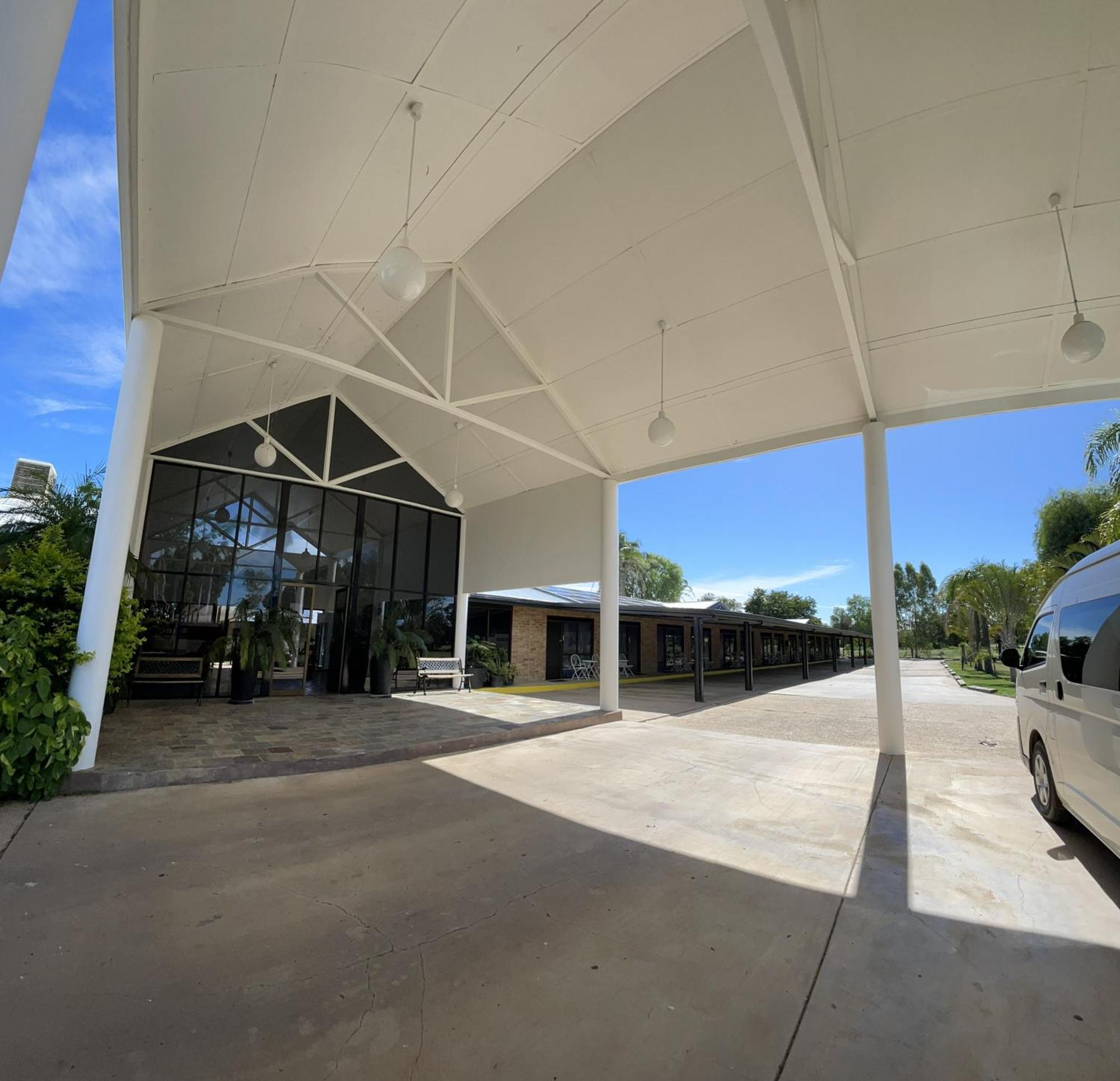 Motel Park Motor Inn-king Beds-pool-shaded Parking