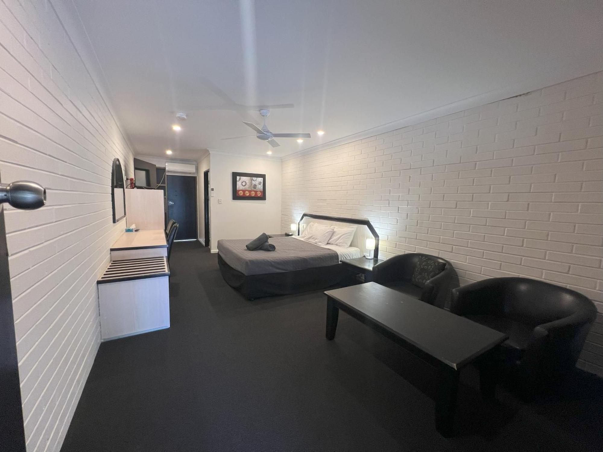 Park Motor Inn-king Beds-pool-shaded Parking Motel 3*