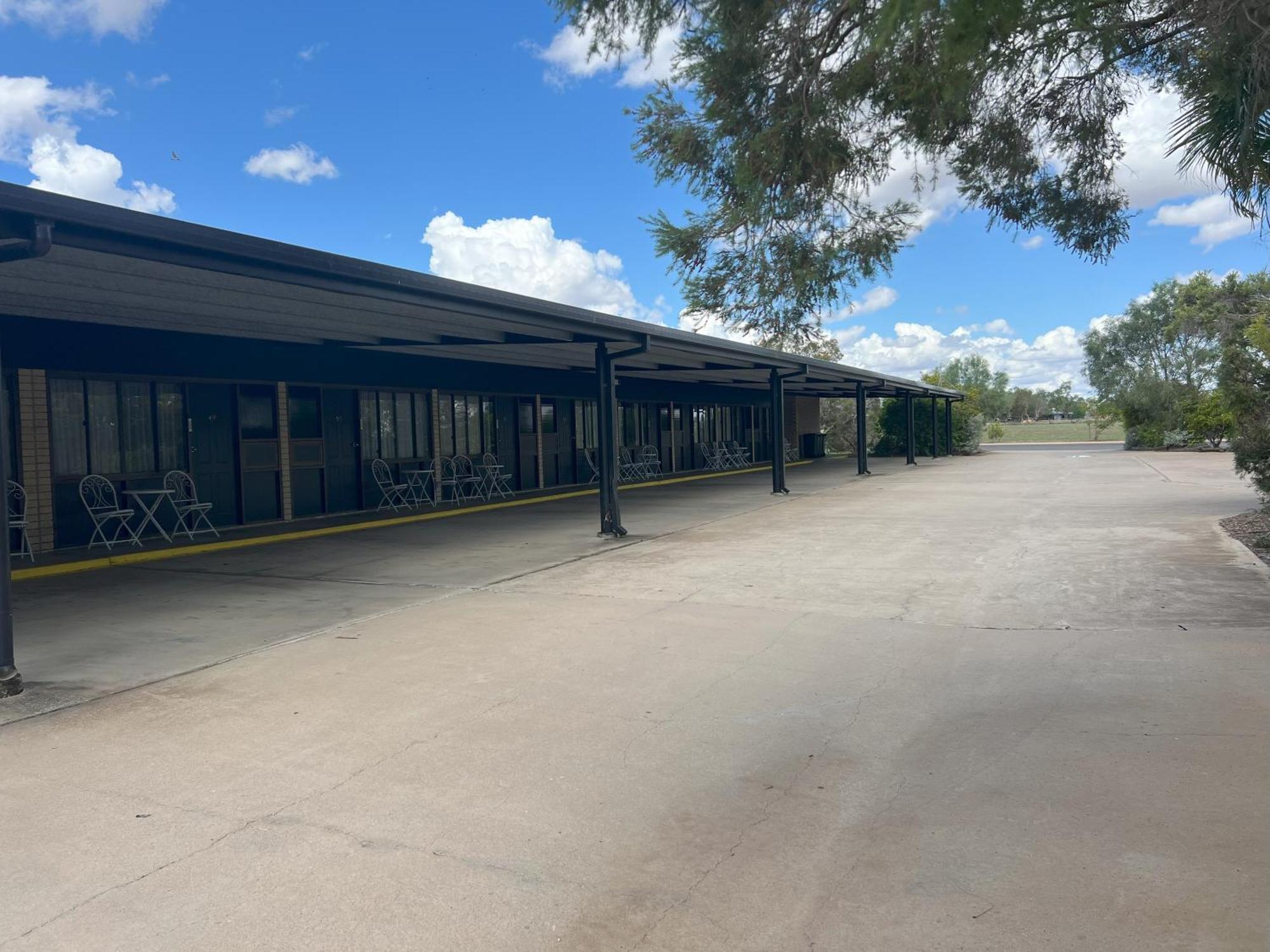 Park Motor Inn-king Beds-pool-shaded Parking 3*