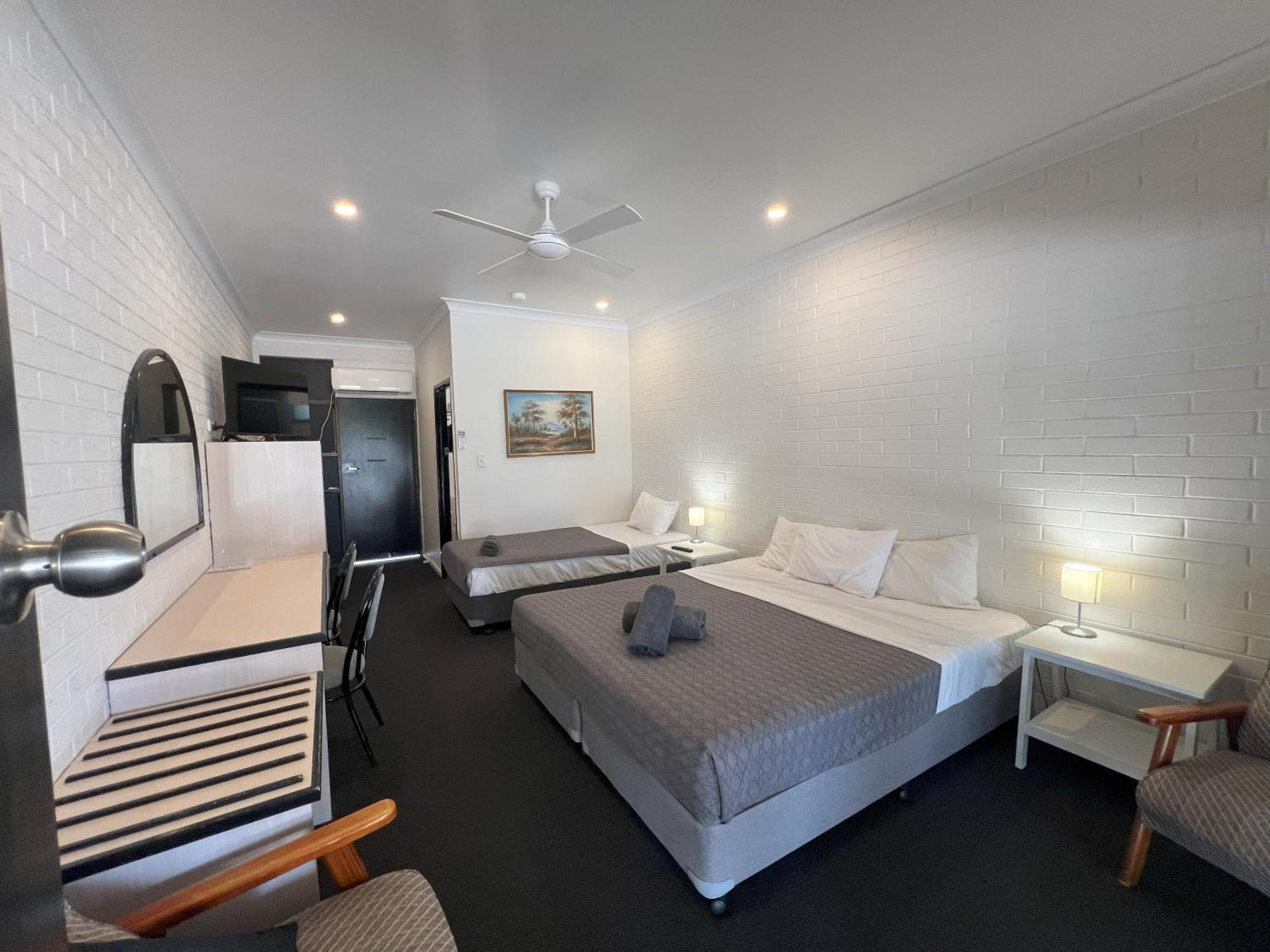 Park Motor Inn-king Beds-pool-shaded Parking 3* Longreach