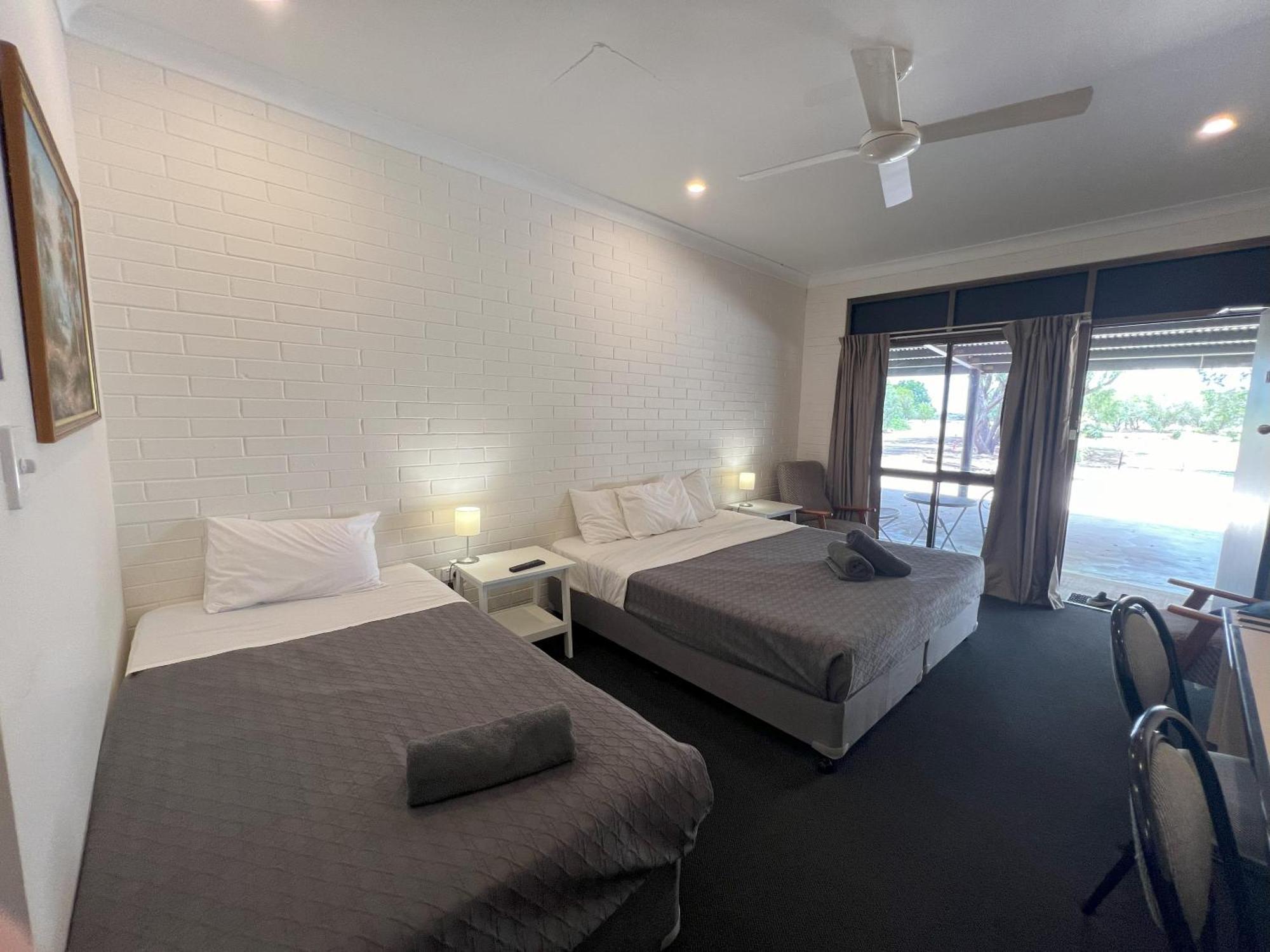 Park Motor Inn-king Beds-pool-shaded Parking
