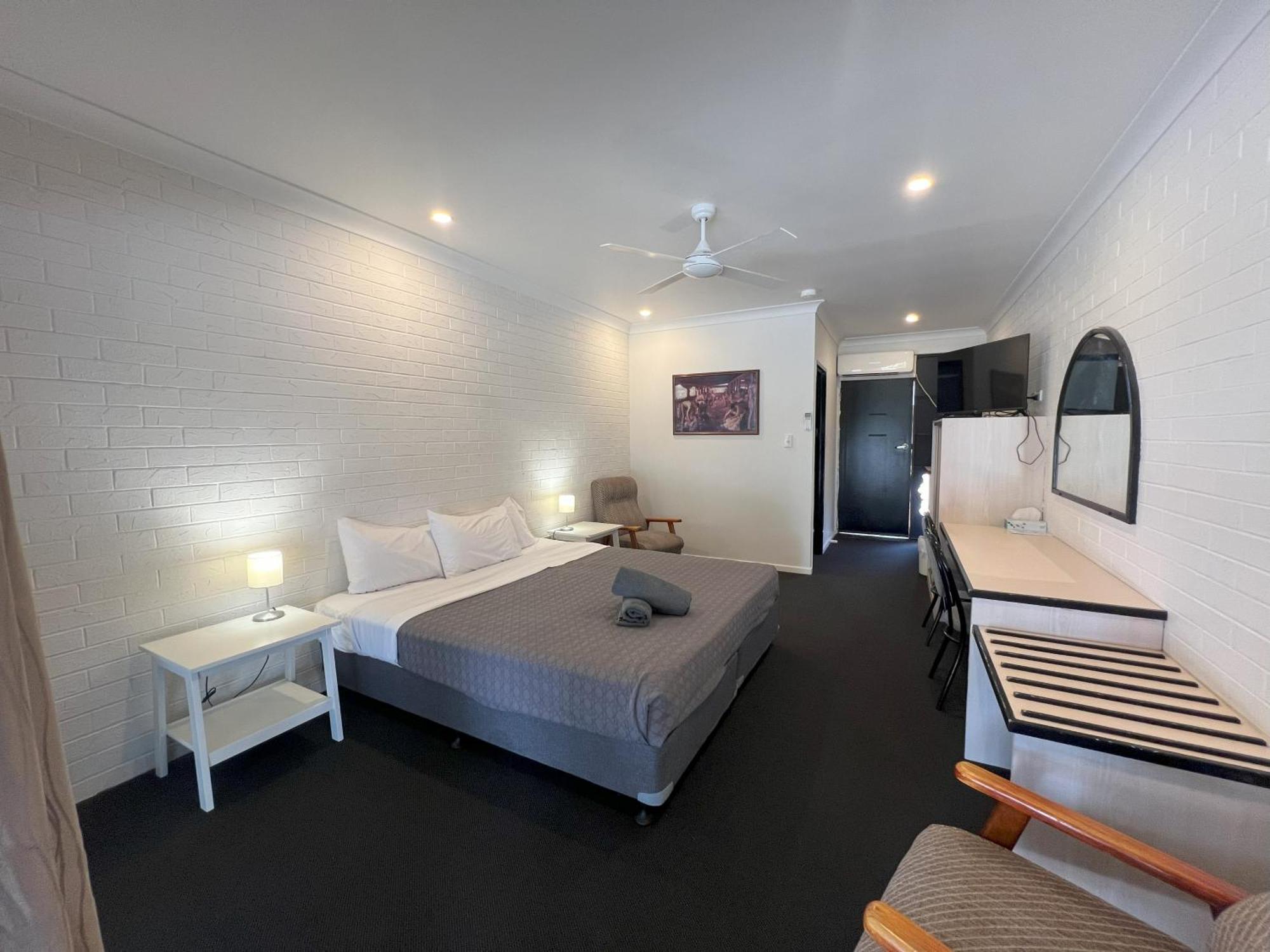 Motel Park Motor Inn-king Beds-pool-shaded Parking Longreach