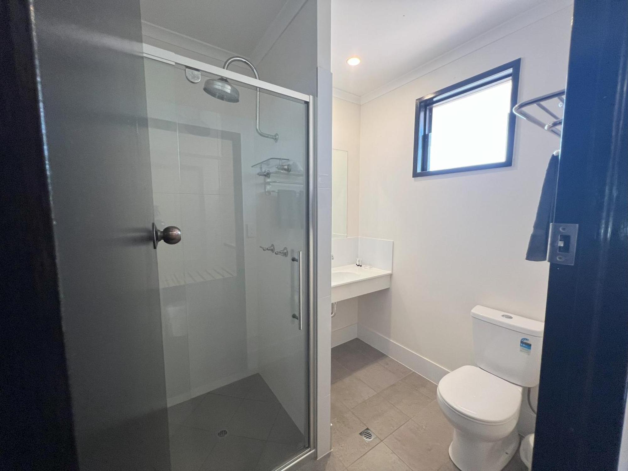 Park Motor Inn-king Beds-pool-shaded Parking 3*