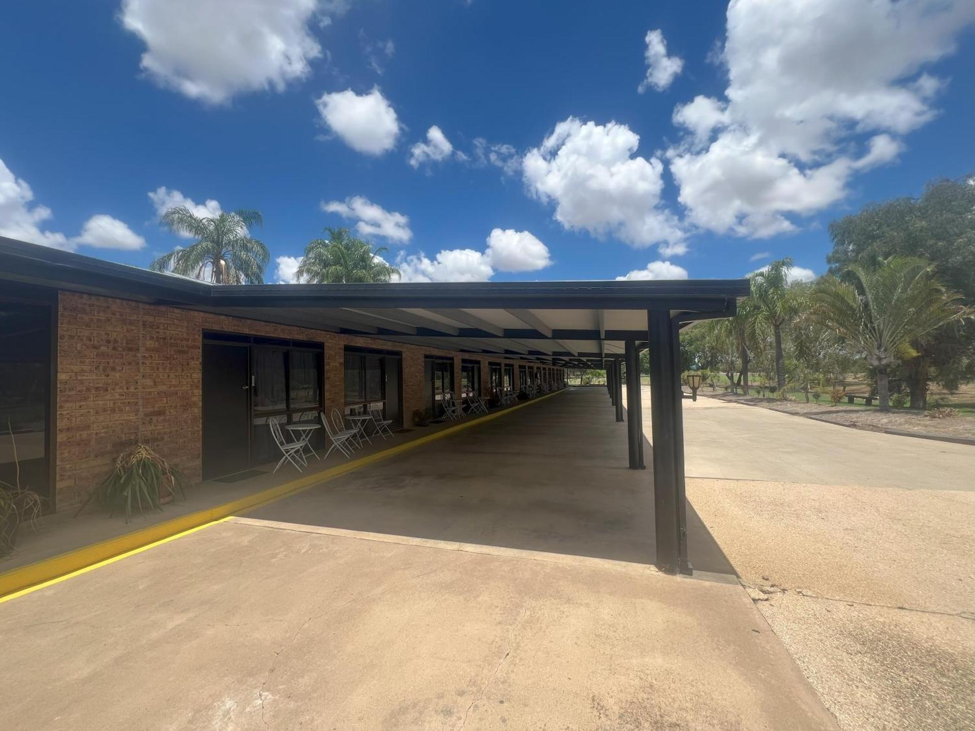 Park Motor Inn-king Beds-pool-shaded Parking 3* Longreach