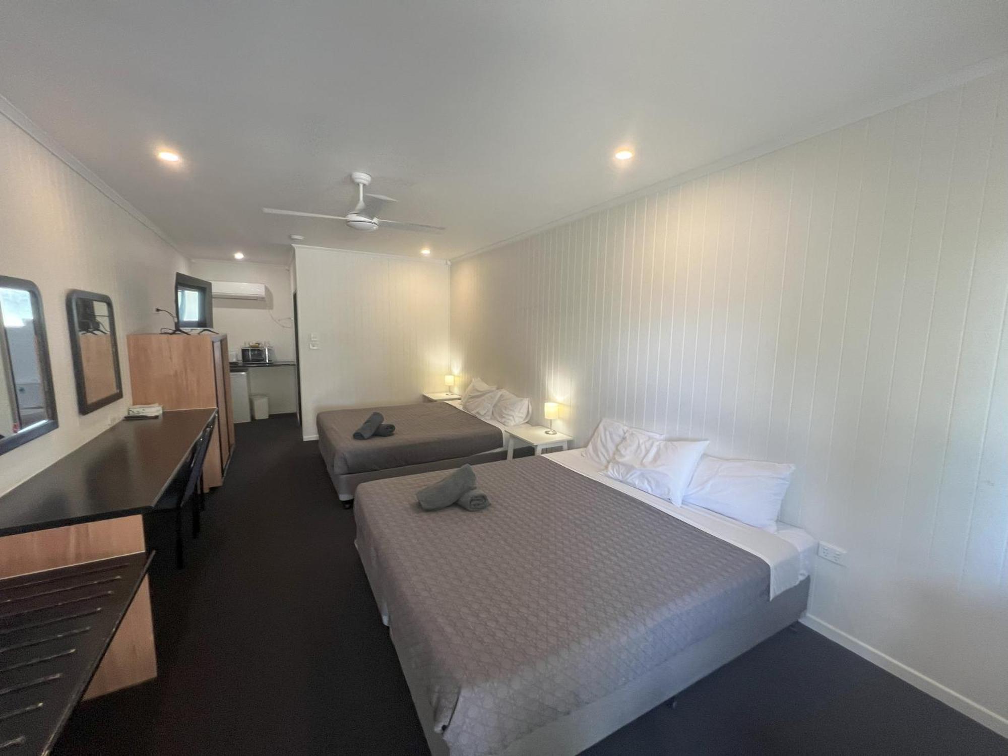 Motel Park Motor Inn-king Beds-pool-shaded Parking