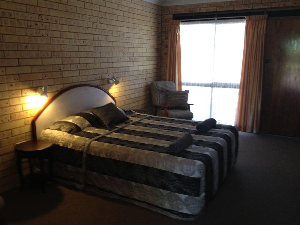 Park Motor Inn-king Beds-pool-shaded Parking Motel