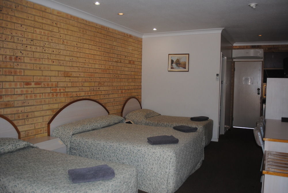 Park Motor Inn-king Beds-pool-shaded Parking