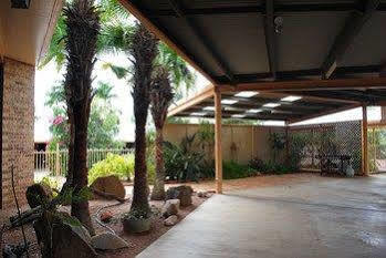 Park Motor Inn-king Beds-pool-shaded Parking Motel