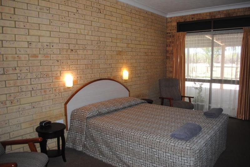 Park Motor Inn-king Beds-pool-shaded Parking 3* Longreach