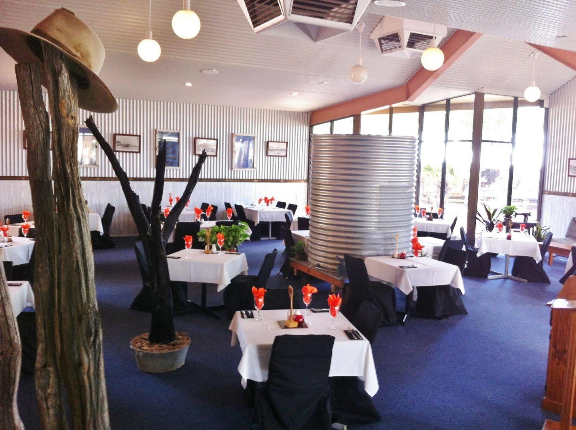 Park Motor Inn-king Beds-pool-shaded Parking