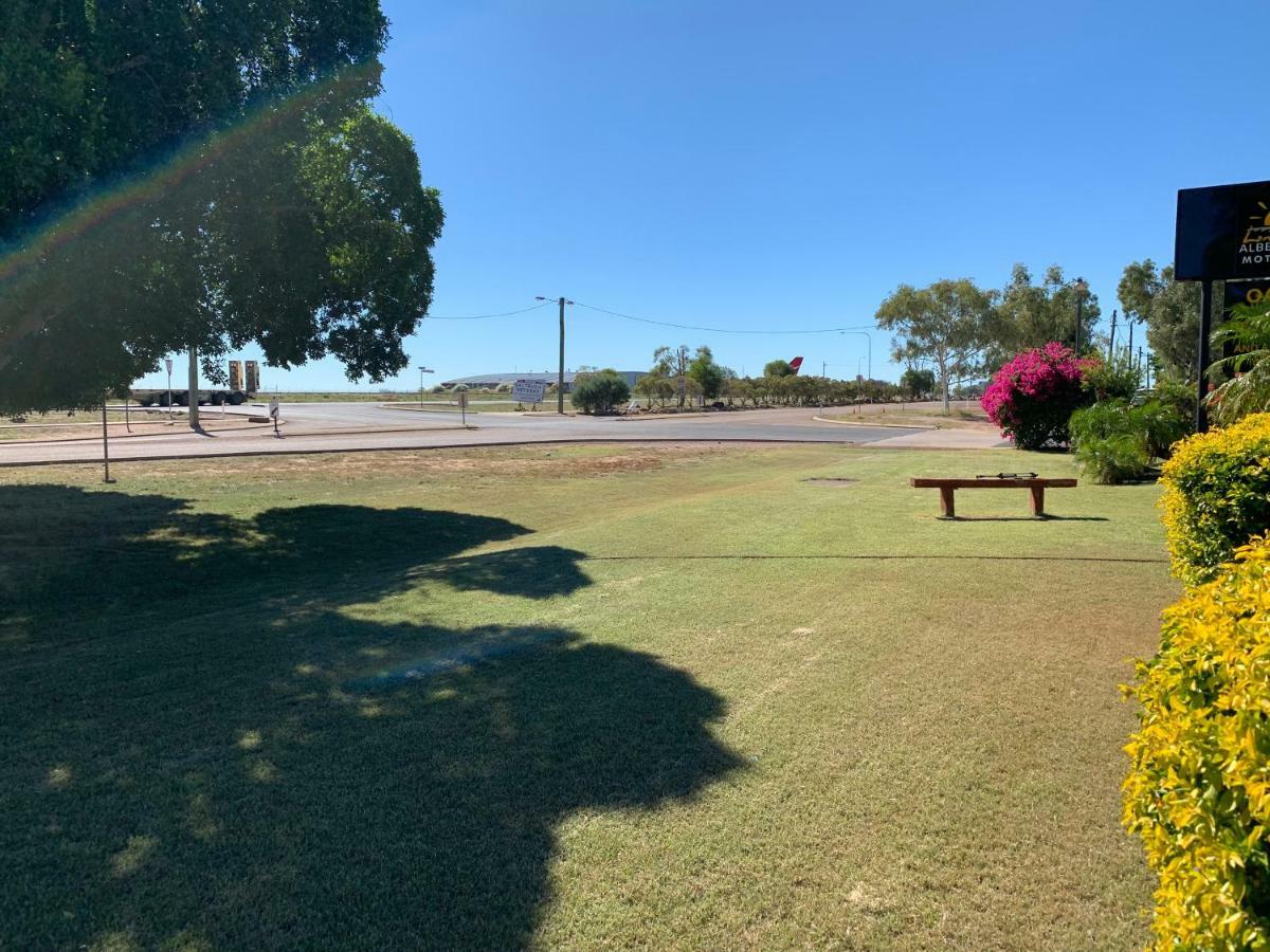 Motel Park Motor Inn-king Beds-pool-shaded Parking