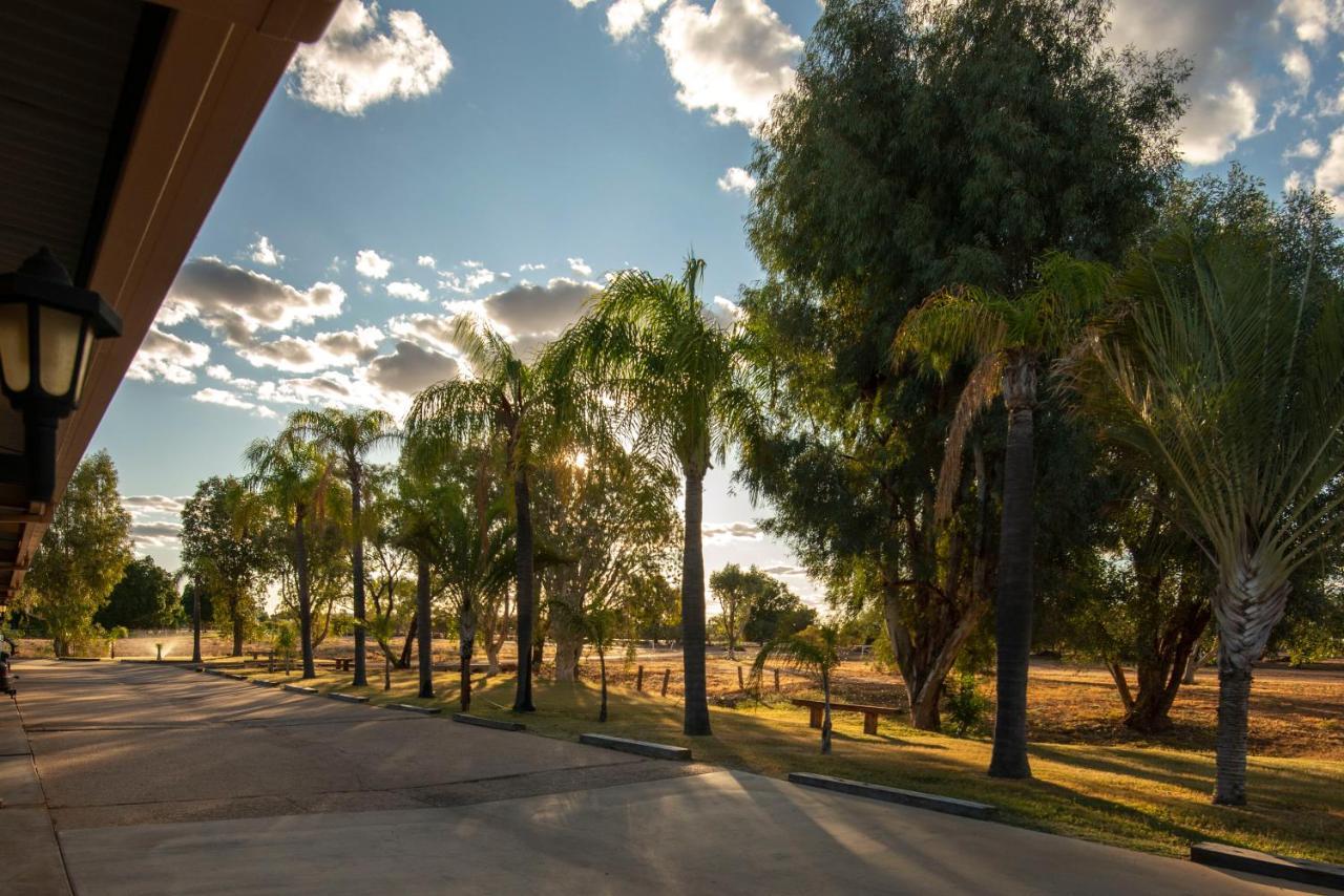 Park Motor Inn-king Beds-pool-shaded Parking