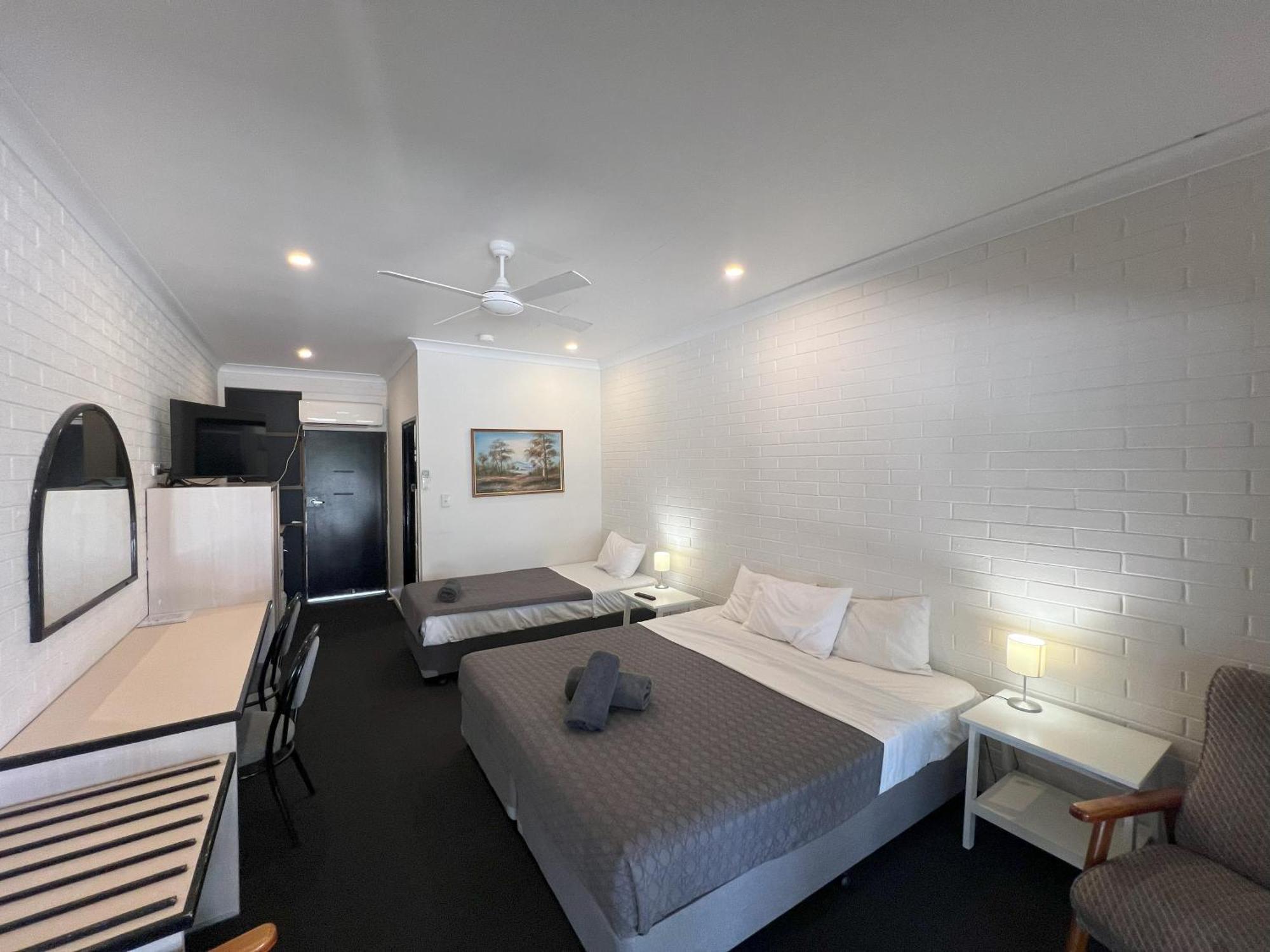 Motel Park Motor Inn-king Beds-pool-shaded Parking 3*