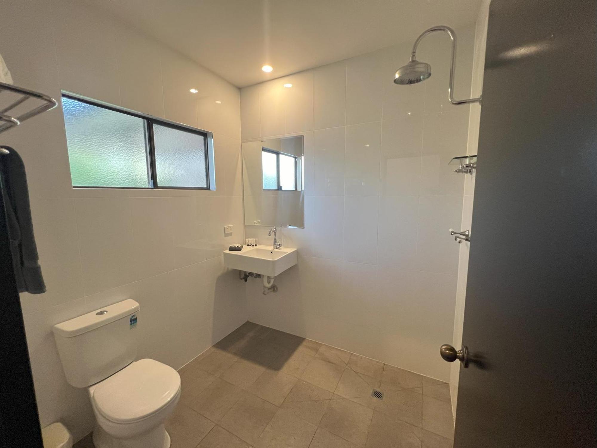 Park Motor Inn-king Beds-pool-shaded Parking Motel Longreach