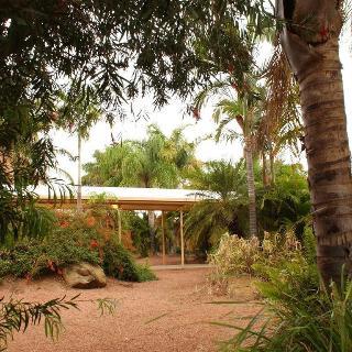 Park Motor Inn-king Beds-pool-shaded Parking