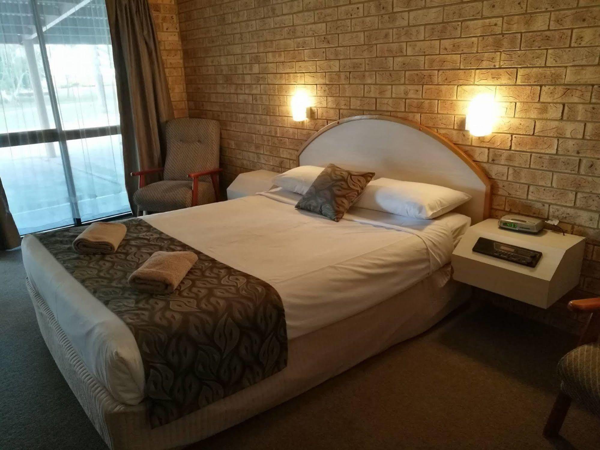 Park Motor Inn-king Beds-pool-shaded Parking Longreach