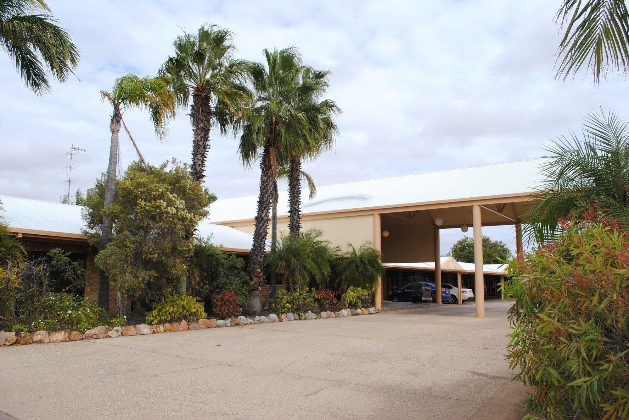 Park Motor Inn-king Beds-pool-shaded Parking Longreach