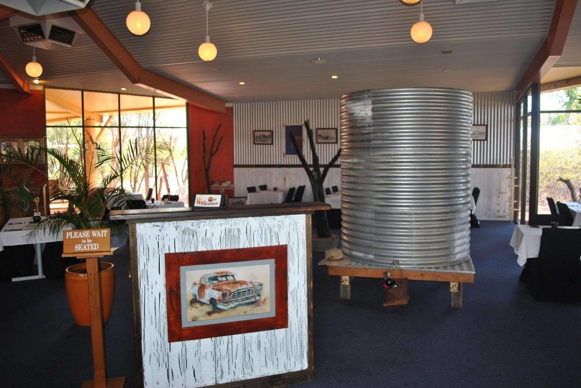 Park Motor Inn-king Beds-pool-shaded Parking 3*