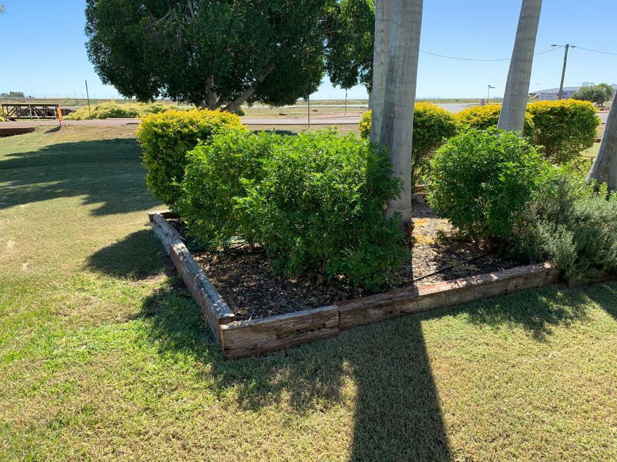 Motel Park Motor Inn-king Beds-pool-shaded Parking Longreach