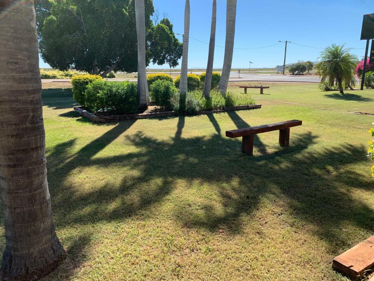 Park Motor Inn-king Beds-pool-shaded Parking Motel