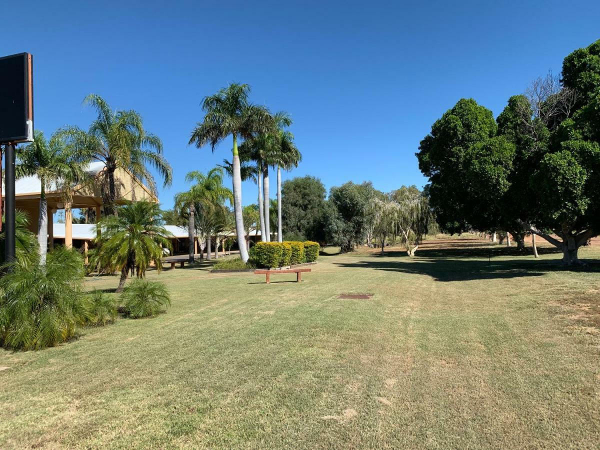 Park Motor Inn-king Beds-pool-shaded Parking 3*