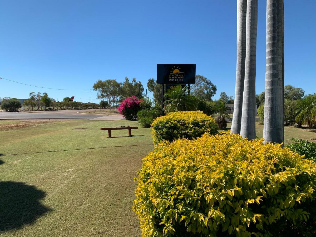 Park Motor Inn-king Beds-pool-shaded Parking 3*